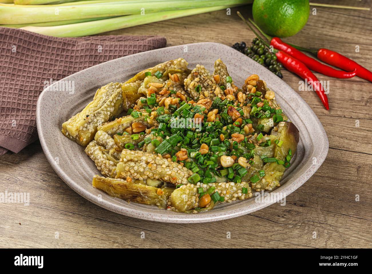 Asiatische Küche Auberginen gebacken mit Erdnuss und Soße Stockfoto