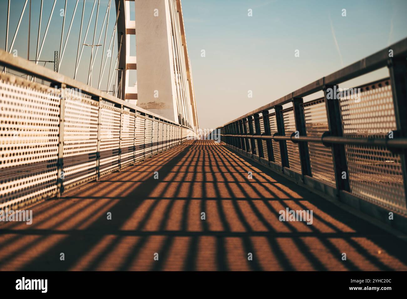 Fußgängerweg der Zezelj-Brücke über die Donau in Novi Sad, selektiver Fokus Stockfoto