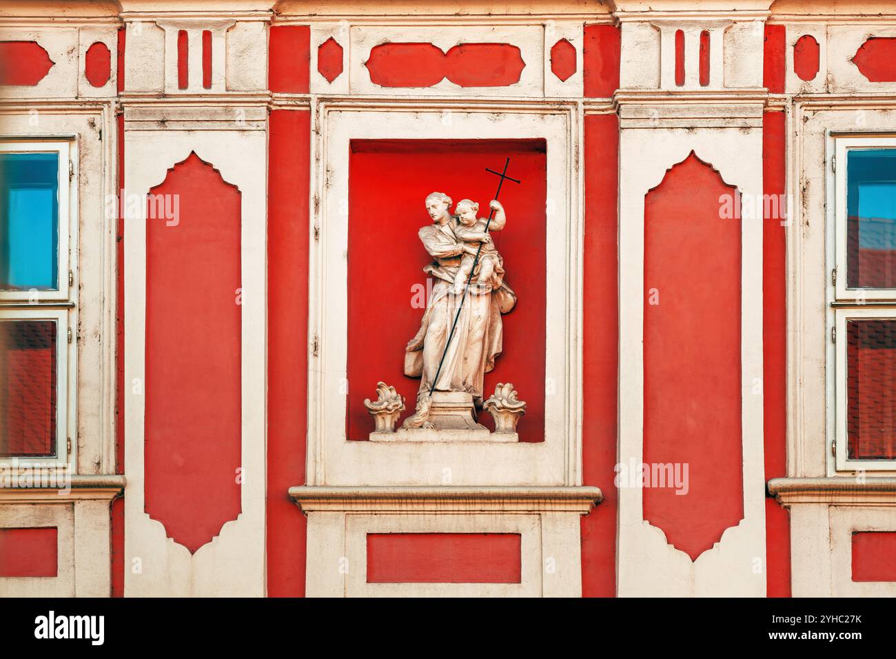 Betongussstatue an der alten Fassade in Petrovaradin, Serbien. Horizontales Bild. Stockfoto