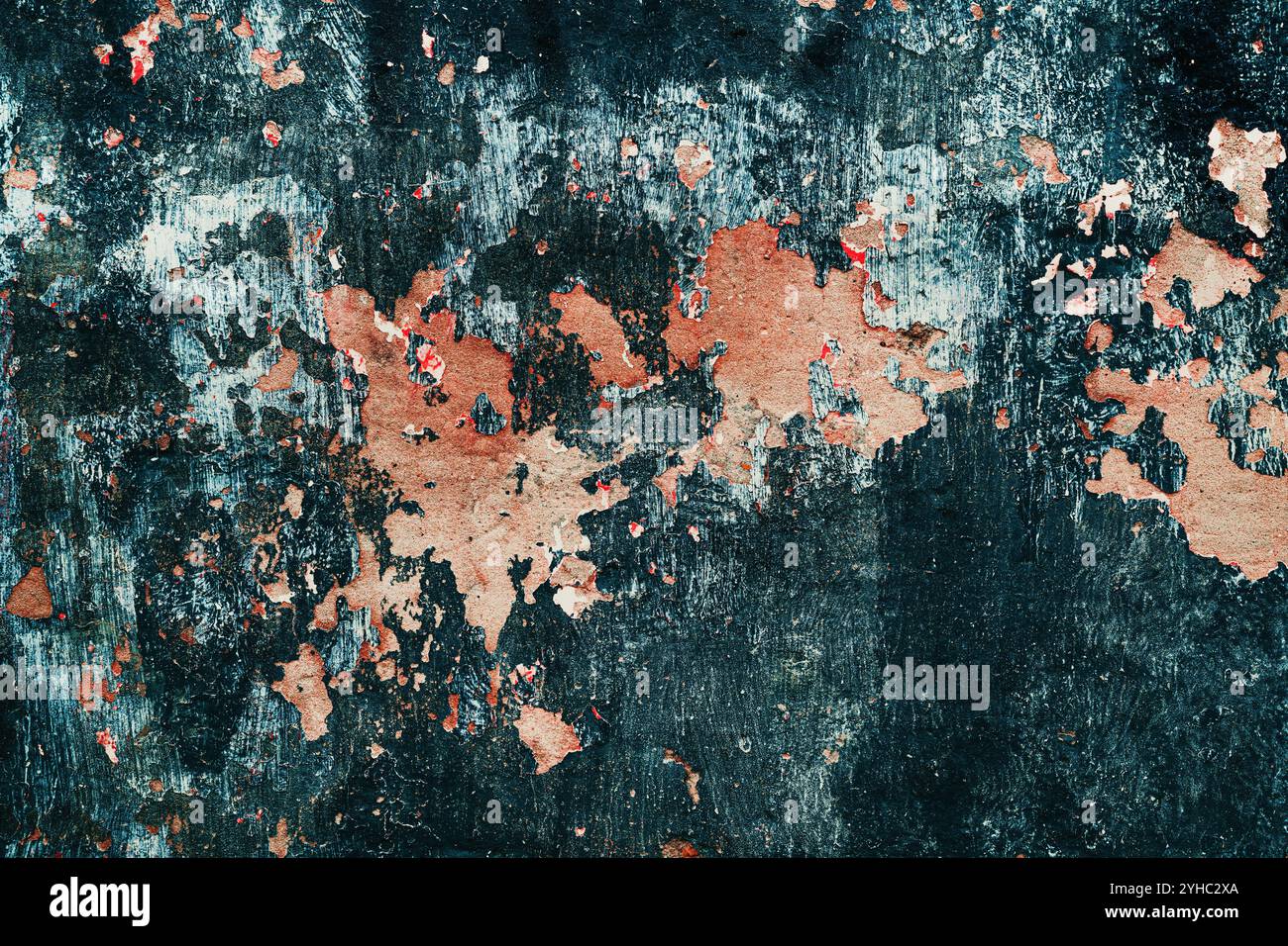 Alte Wand mit abblätternden Farbschichten als grundigem Hintergrund und Textur Stockfoto