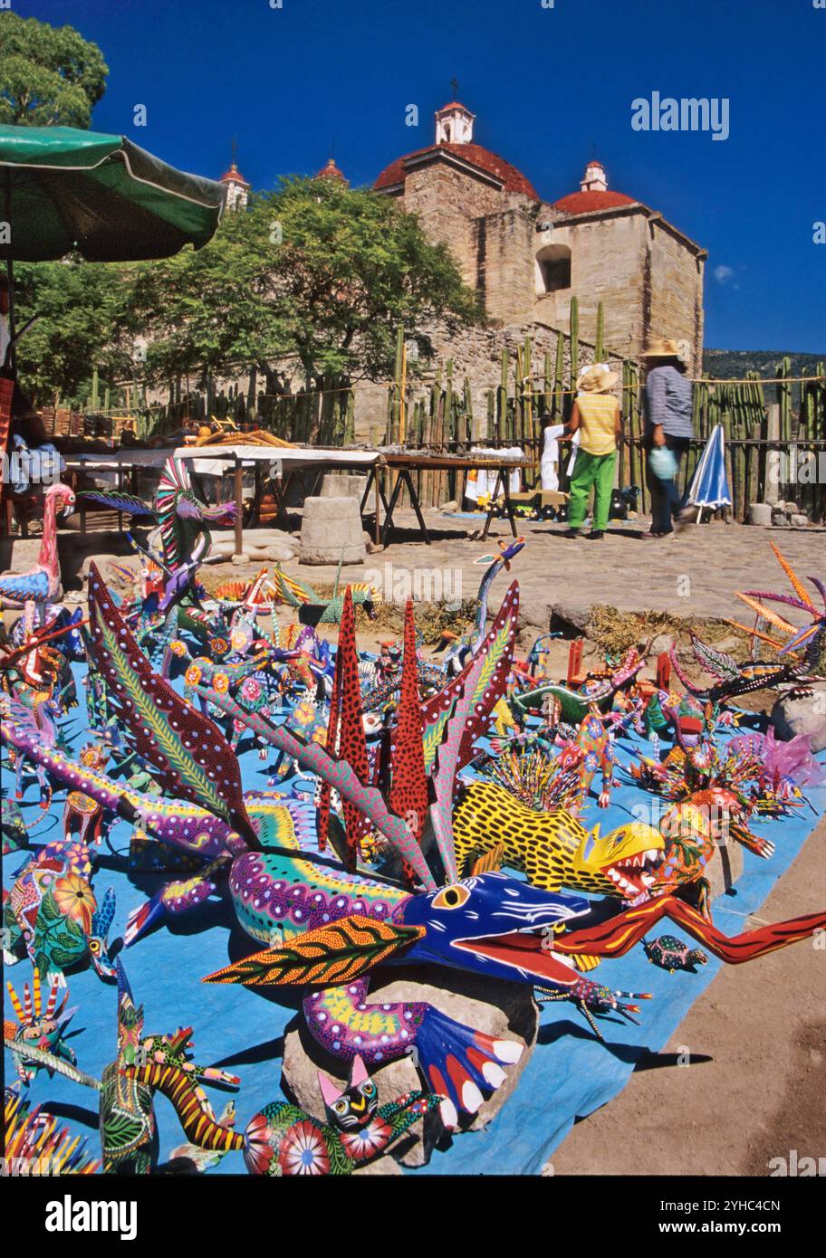 Holzschnitzereien ausgestellt, Marktstand in der Nähe von Grupo de la Iglesia (Kirchenkomplex), Mitla, in der Nähe von Oaxaca, Bundesstaat Oaxaca, Mexiko Stockfoto