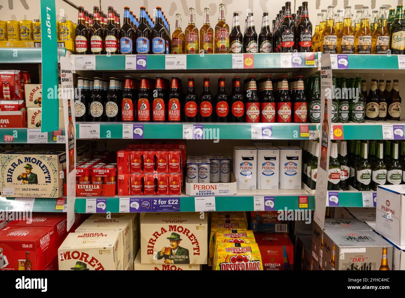 Auswahl an Lager und Bier zum Verkauf mit Rabattangeboten in einem britischen Supermarkt Stockfoto