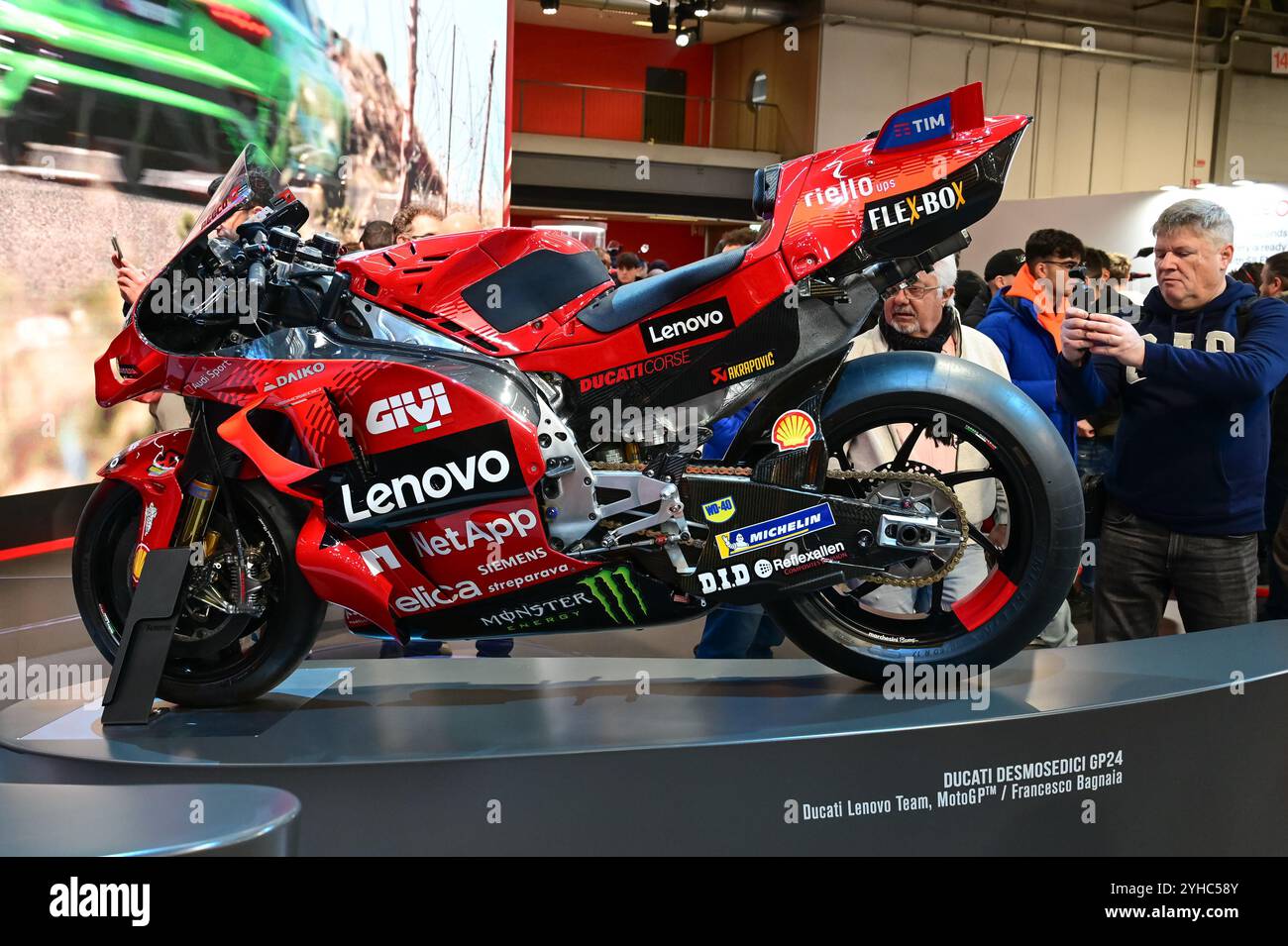 Besucher sehen einen Ducati Desmosedici GP24, Ducati Lenovo Team, MotoGP tm, Francesco Bagnaia, ist auf der EICMA, der Motorradmesse auf der Rho, ausgestellt Stockfoto