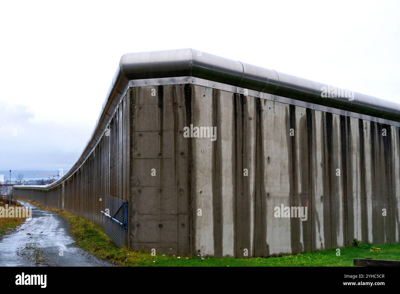 Trondheim 20241031. Die Gefängnismauer des Trondheimer Gefängnisses und der Haftanstalt. Foto: Gorm Kallestad / NTB Stockfoto