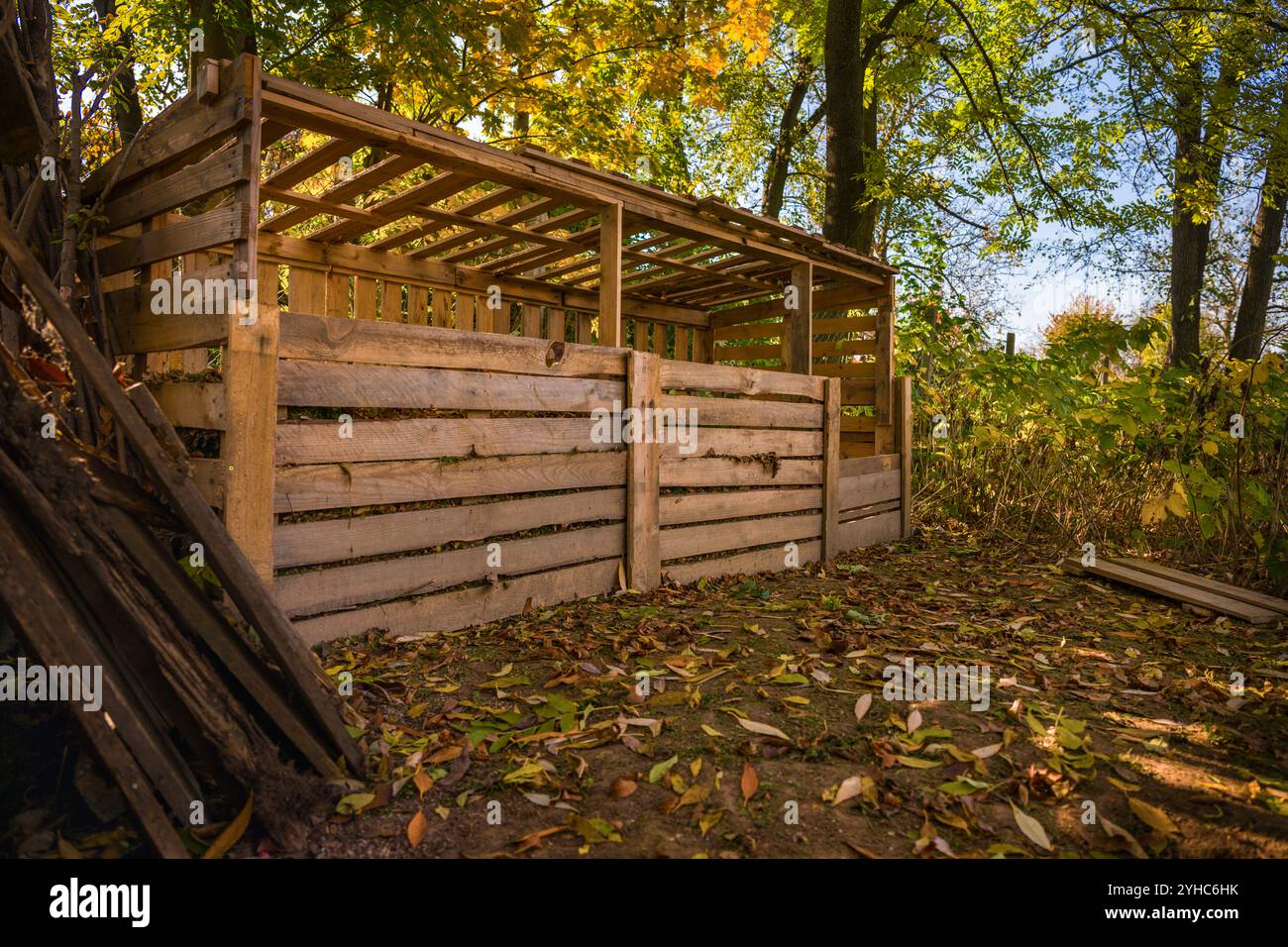 Kompostierung und nachhaltiger ökologischer Gartenbau. Selbst gebaute Gartenkompostierkammer. Recycling von Bioabfällen. Stockfoto