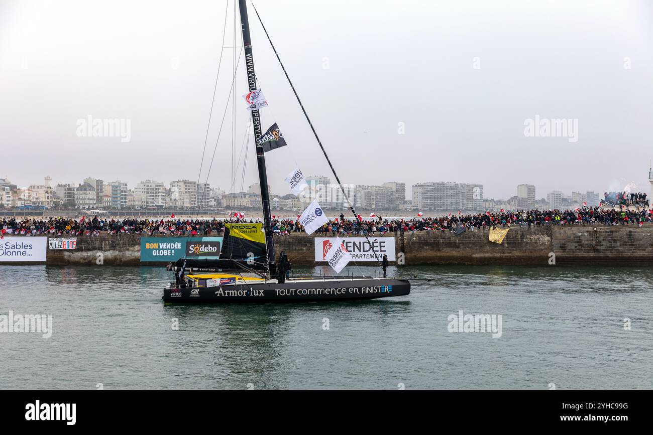 Jean-Le-Cam-Boot (Tout Begin en Finistère) im Kanal für den Start der Vendee Globe am 10. November 2024. In Les Sables d'Olonne, Frankreich Stockfoto