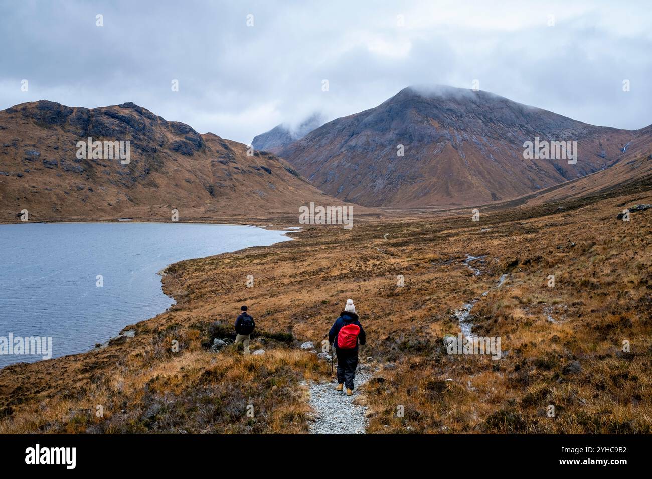 Menschen wandern durch die Cuillin Hiills/Mountains auf dem Sligachan zum Elgol Walk, Isle of Skye, Schottland, Großbritannien. Stockfoto