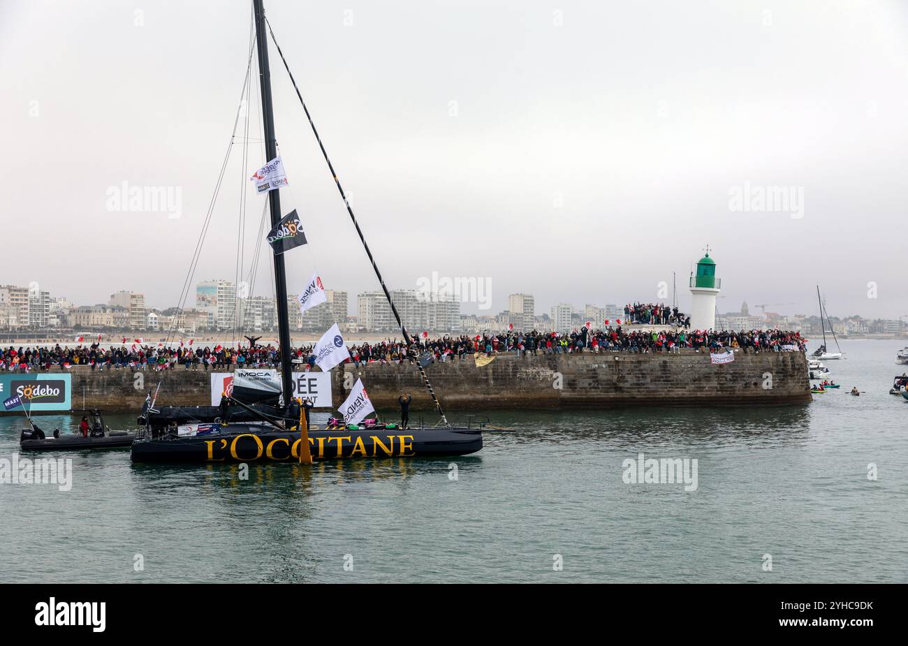 Clarisse Crémer Boot (L'Occitane en Provence) im Kanal für den Start der Vendee Globe 2024 am 10. November 2024. In Les Sables d'Olonne, Franc Stockfoto