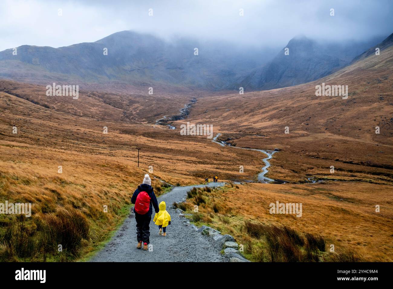 Menschen, die auf dem Weg zu den Feenpools laufen, Glenbrittle, Isle of Skye, Schottland, Großbritannien. Stockfoto