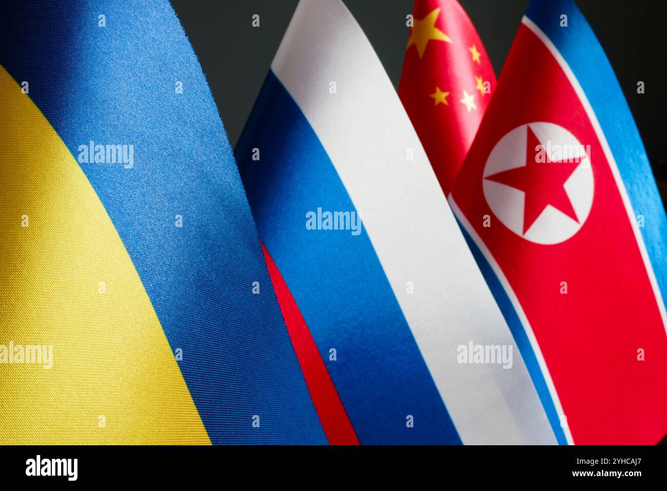 Flaggen der Ukraine, Russlands, Nordkoreas und Chinas. Internationaler Konflikt. Stockfoto