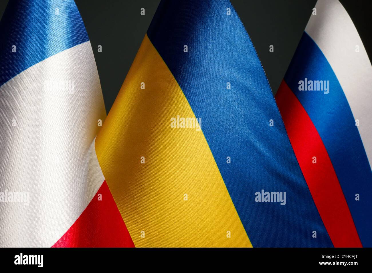 Nahaufnahme der Flaggen Frankreichs, der Ukraine und Russlands. Diplomatie und internationale Beziehungen. Stockfoto