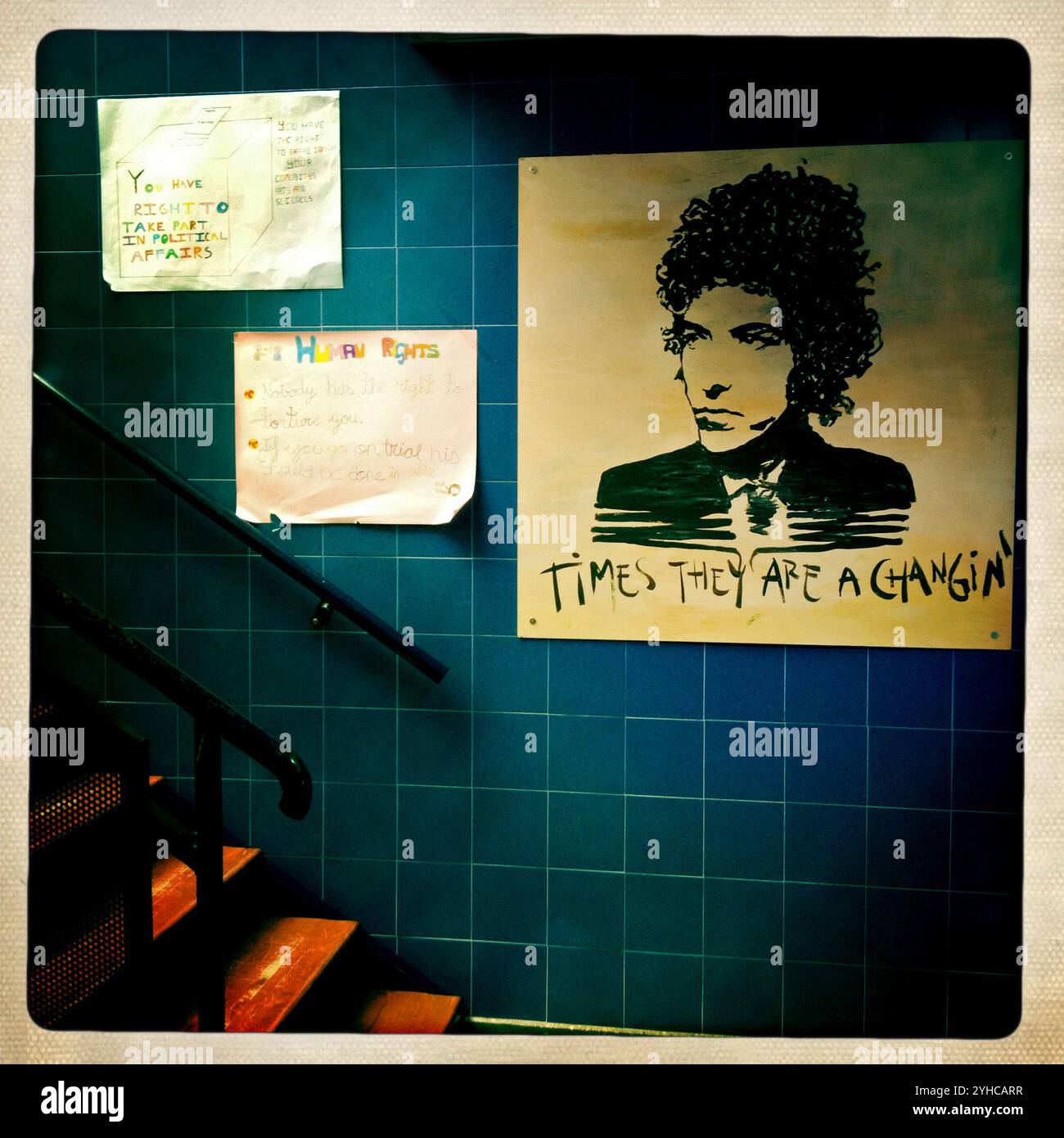 Ein Porträt des amerikanischen Singer-Songwriters Bob Dylan mit einem Schild mit der Aufschrift Times They Are Changin' ist an einer High School Wand in Prado del Rey, Provinz Cadiz, Andalusien, zu sehen Stockfoto