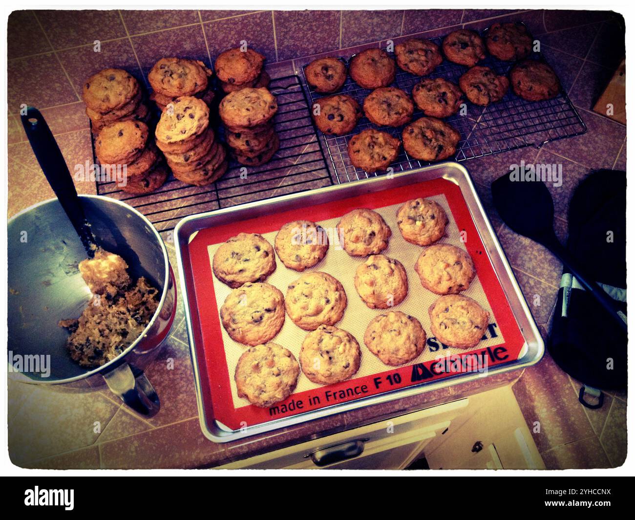 Köstliche Schokoladen-Chip-Kekse hausgemacht und frisch gebacken! - Fair Oaks California Stockfoto