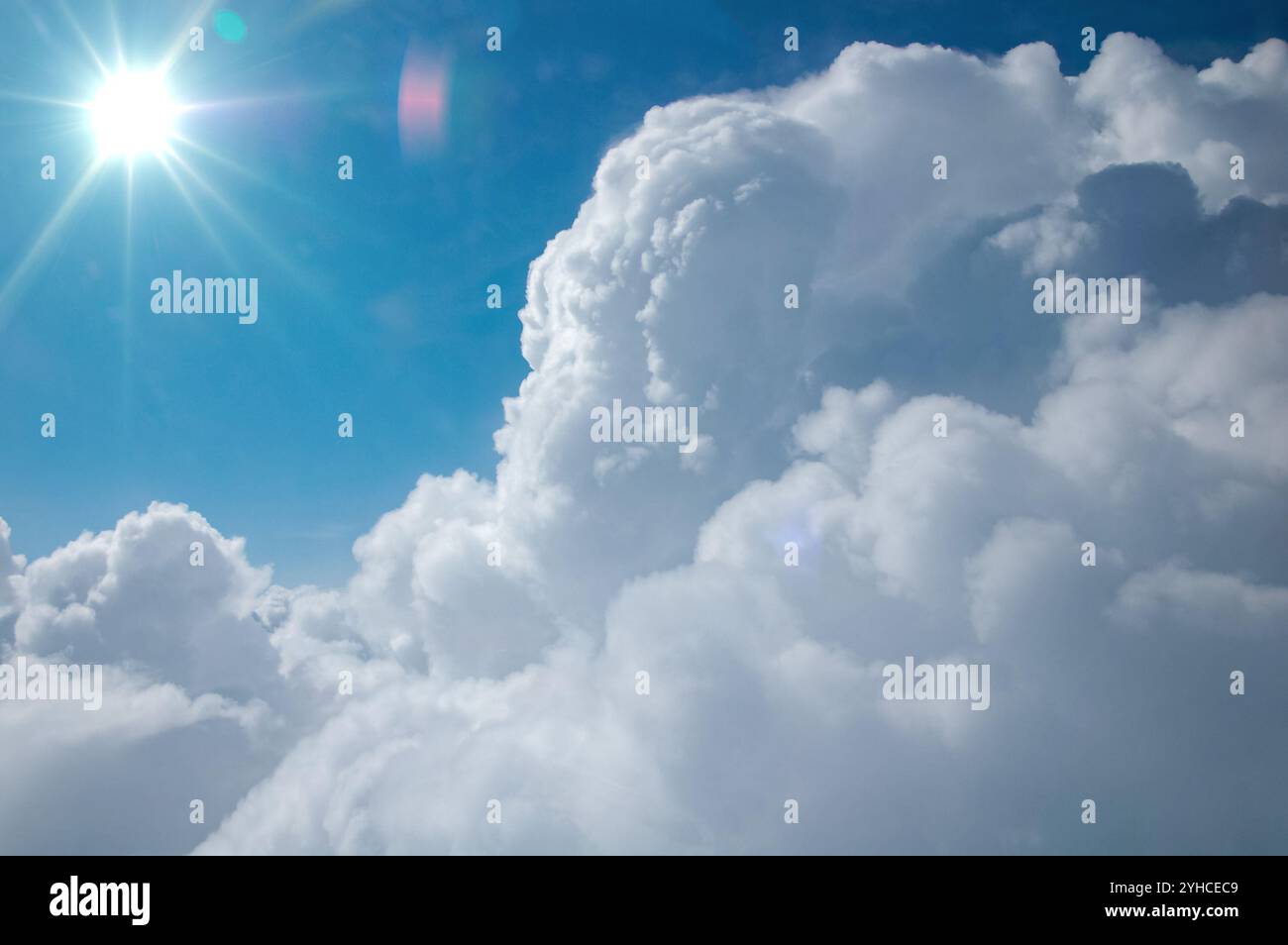Weiße Wolken auf blauem Himmel Hintergrund am Morgen und an der Sonne. Wolken und blauer Himmel durch ein Flugzeugfenster Stockfoto