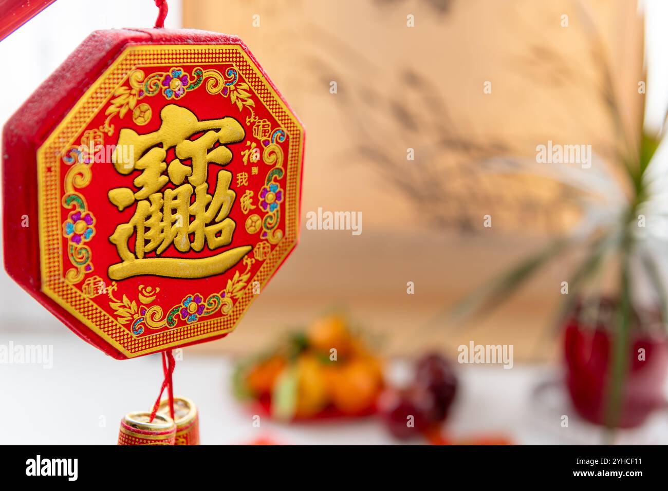 Eine hängende Mondneujahrsdekoration mit dem Symbol, das das Glück der Familie darstellt. Ein chinesisches Neujahrshintergrund, Konzept. Stockfoto