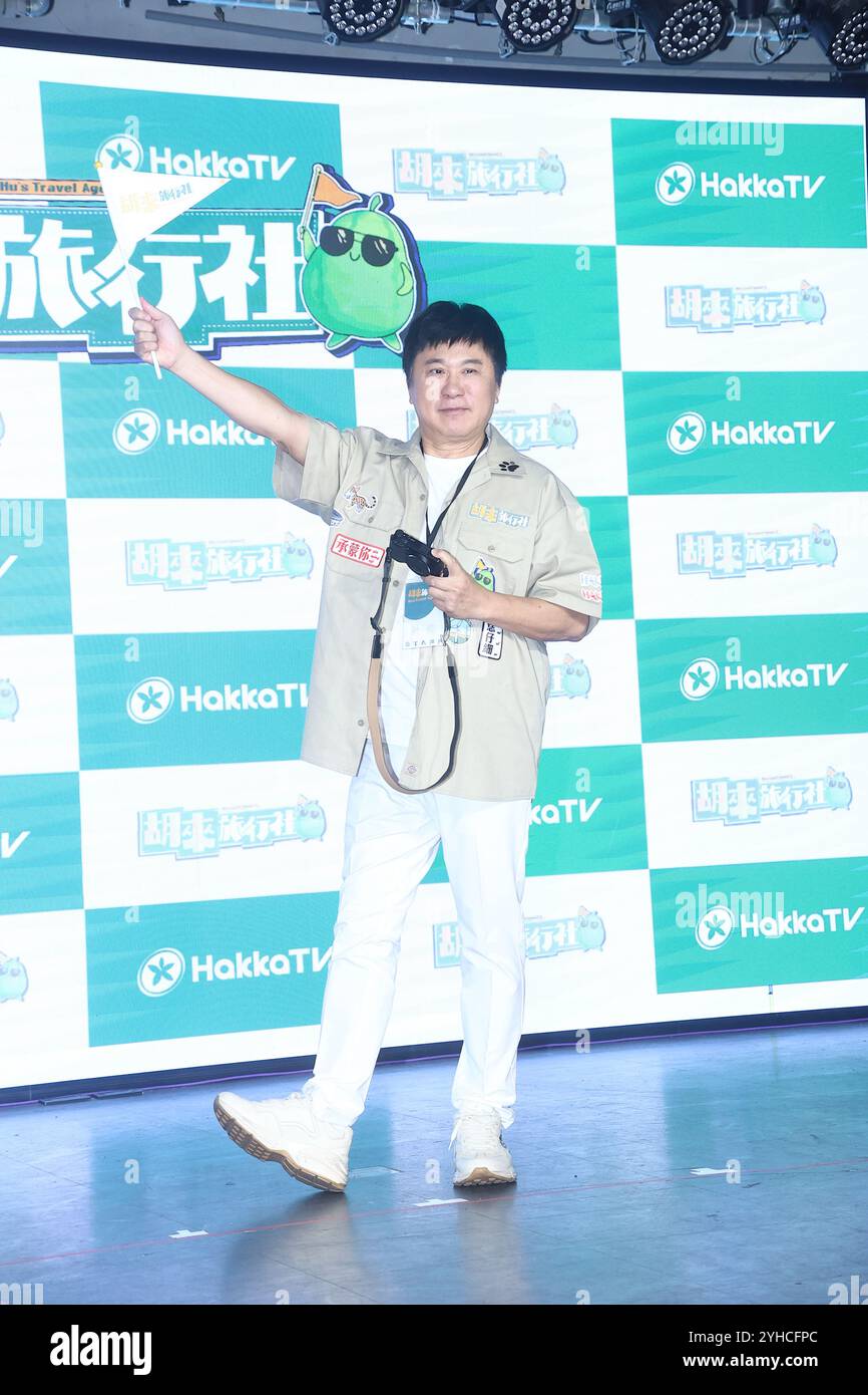 TAIPEI, CHINA - 11. NOVEMBER ,2024 - Hu Kua, ihre Tochter Hu Yingzhen und Sohn Hu Shian moderieren die Hakka-TV-Reality-Show „Hu Lai Travel Agency“ in Taipeh, Stockfoto