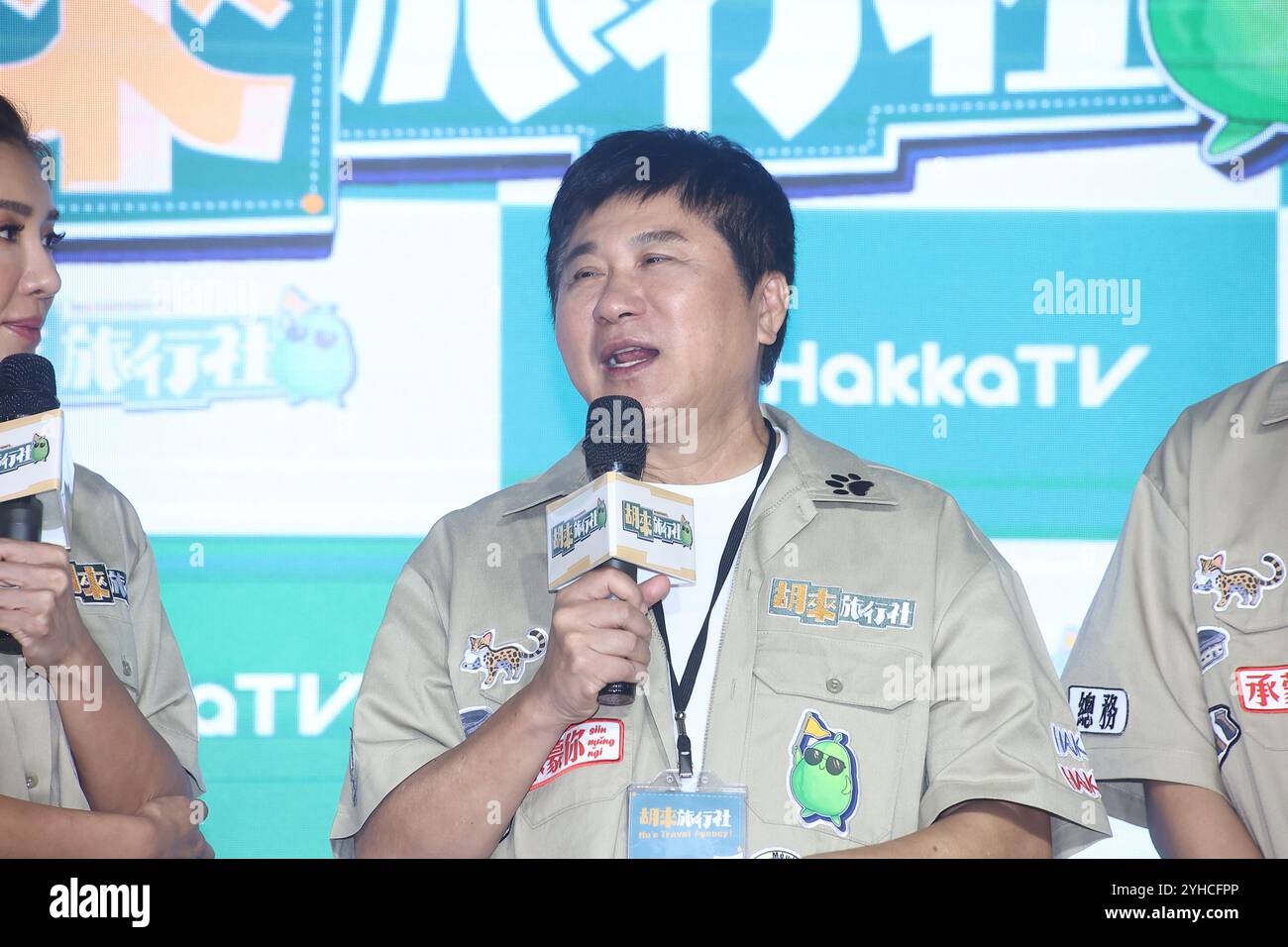 TAIPEI, CHINA - 11. NOVEMBER ,2024 - Hu Kua, ihre Tochter Hu Yingzhen und Sohn Hu Shian moderieren die Hakka-TV-Reality-Show „Hu Lai Travel Agency“ in Taipeh, Stockfoto
