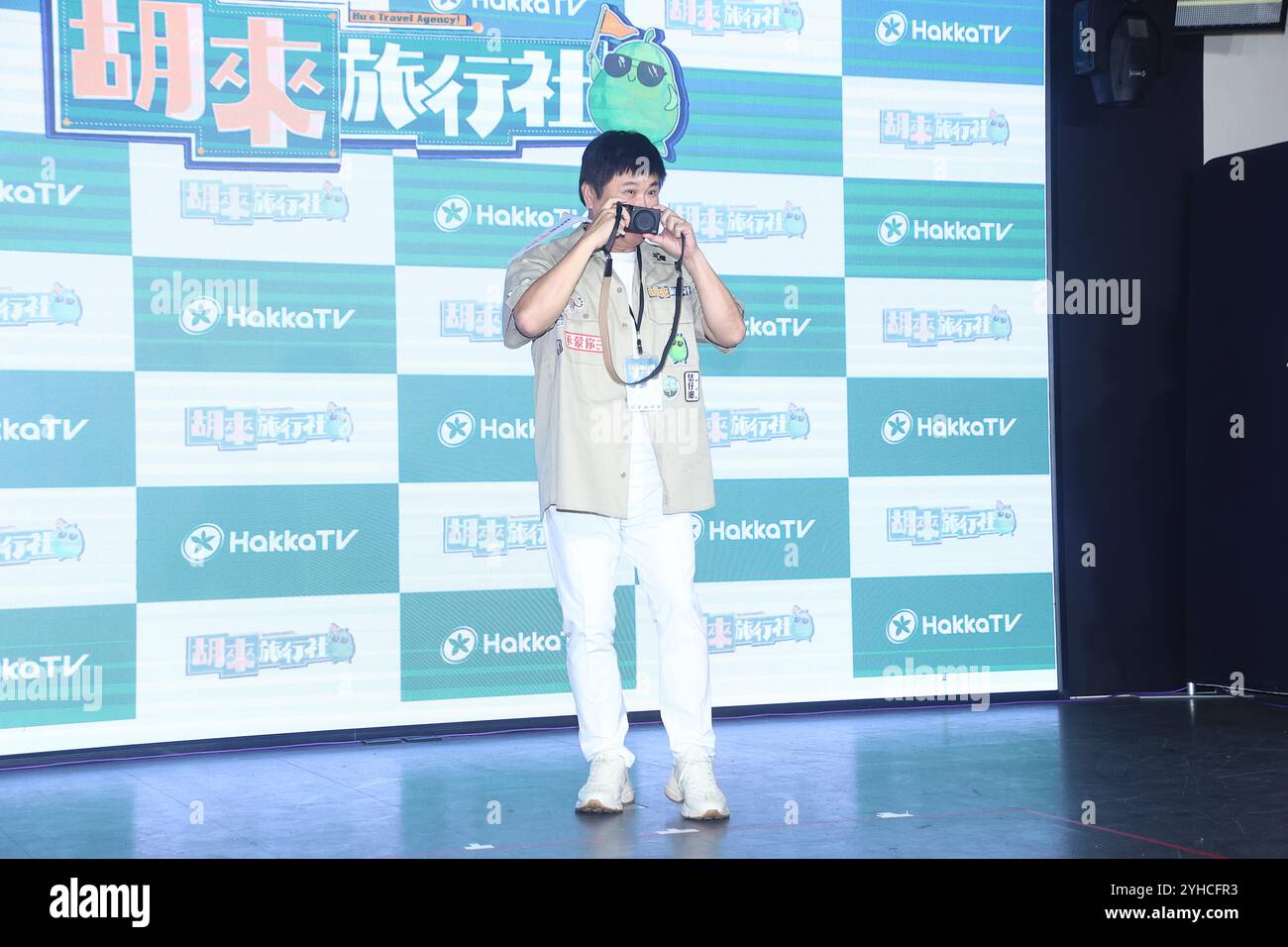 TAIPEI, CHINA - 11. NOVEMBER ,2024 - Hu Kua, ihre Tochter Hu Yingzhen und Sohn Hu Shian moderieren die Hakka-TV-Reality-Show „Hu Lai Travel Agency“ in Taipeh, Stockfoto