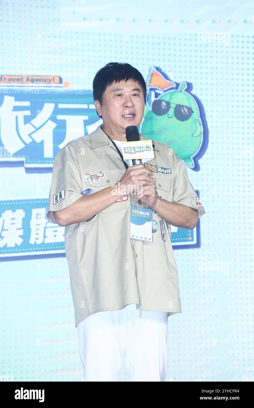 TAIPEI, CHINA - 11. NOVEMBER ,2024 - Hu Kua, ihre Tochter Hu Yingzhen und Sohn Hu Shian moderieren die Hakka-TV-Reality-Show „Hu Lai Travel Agency“ in Taipeh, Stockfoto