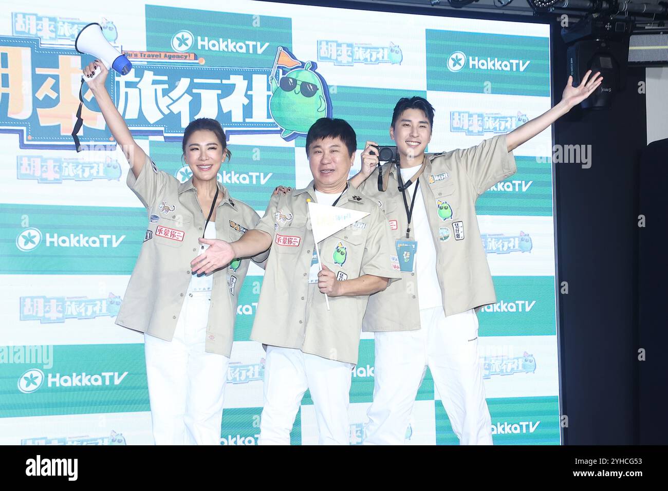 TAIPEI, CHINA - 11. NOVEMBER ,2024 - Hu Kua, ihre Tochter Hu Yingzhen und Sohn Hu Shian moderieren die Hakka-TV-Reality-Show „Hu Lai Travel Agency“ in Taipeh, Stockfoto