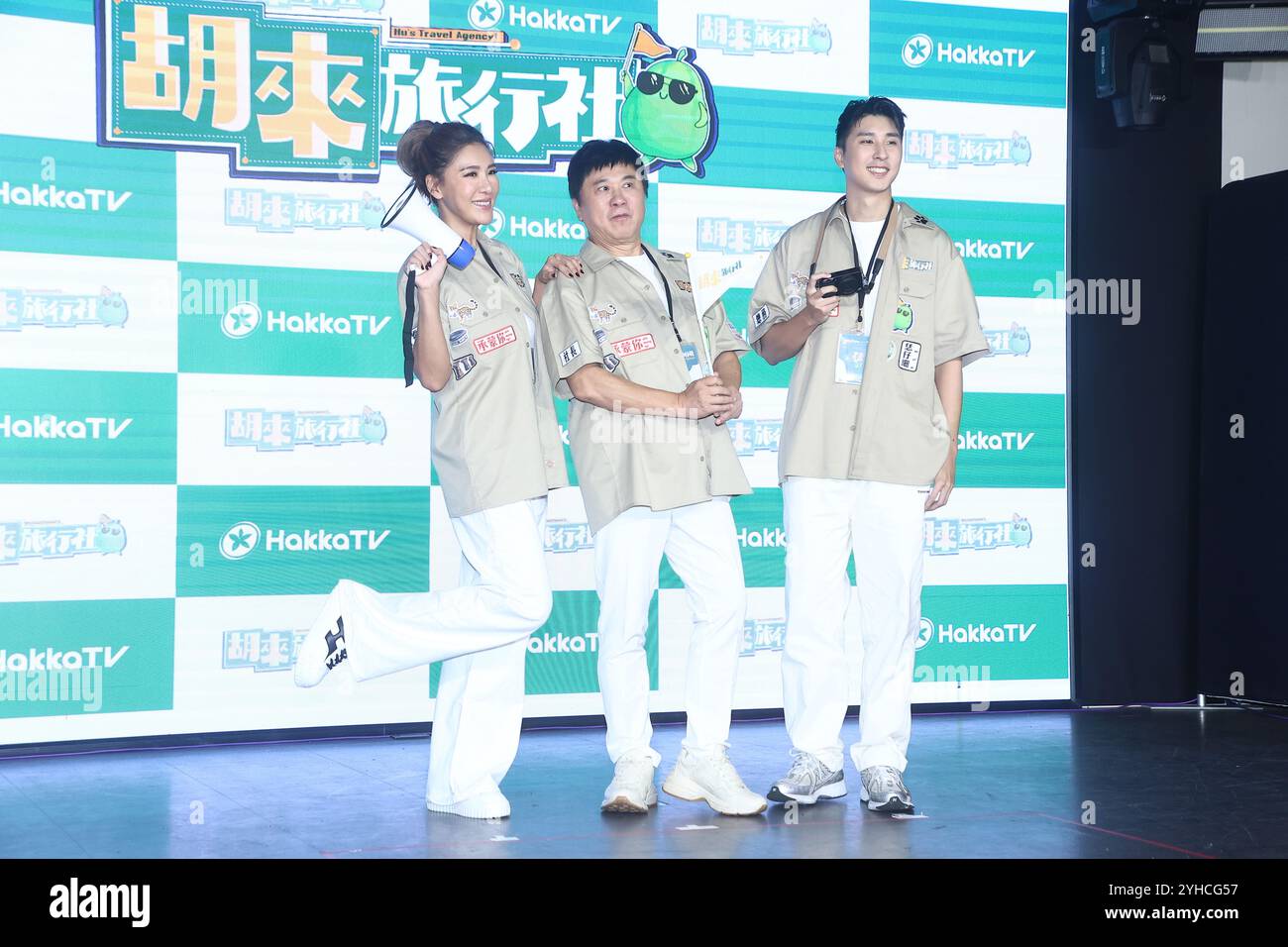 TAIPEI, CHINA - 11. NOVEMBER ,2024 - Hu Kua, ihre Tochter Hu Yingzhen und Sohn Hu Shian moderieren die Hakka-TV-Reality-Show „Hu Lai Travel Agency“ in Taipeh, Stockfoto