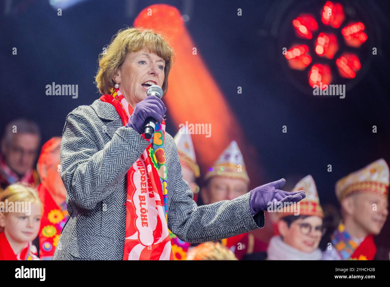 Köln, Deutschland. November 2024. Henriette Reker (nicht-Party), Oberbürgermeisterin, feiert den Beginn der Karnevalssaison am Heumarkt. Die Karnevalssaison beginnt am 11.11. Um 11:11 Uhr in den Festungen des Karnevals. Quelle: Rolf Vennenbernd/dpa/Alamy Live News Stockfoto