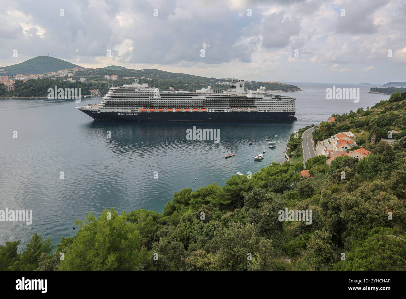 Dubrovnik, Kroatien. 10. November 2024: Das Kreuzfahrtschiff NIEUW STATENDAM kommt im berühmten Mittelmeerhafen Dubrovnik an. Das von der Holland America Line (HAL), einer Abteilung der Carnival Cruises Corporation, betriebene Kreuzfahrtschiff mit einer Länge von 300 Metern und 100.000 GT ist das größte Passagierschiff, das diesen Herbst im dalmatinischen Hafen anläuft. Historisch bekannt als Ragusa, machen die mittelalterliche Architektur und die befestigte Altstadt die Perle der Adria zu einem beliebten Touristenziel, aber auch zur überfülltesten Stadt Europas mit 27 Touristen pro Einwohner während der Sommersaison. Quelle: Kevin Izorce/Alamy Live News Stockfoto