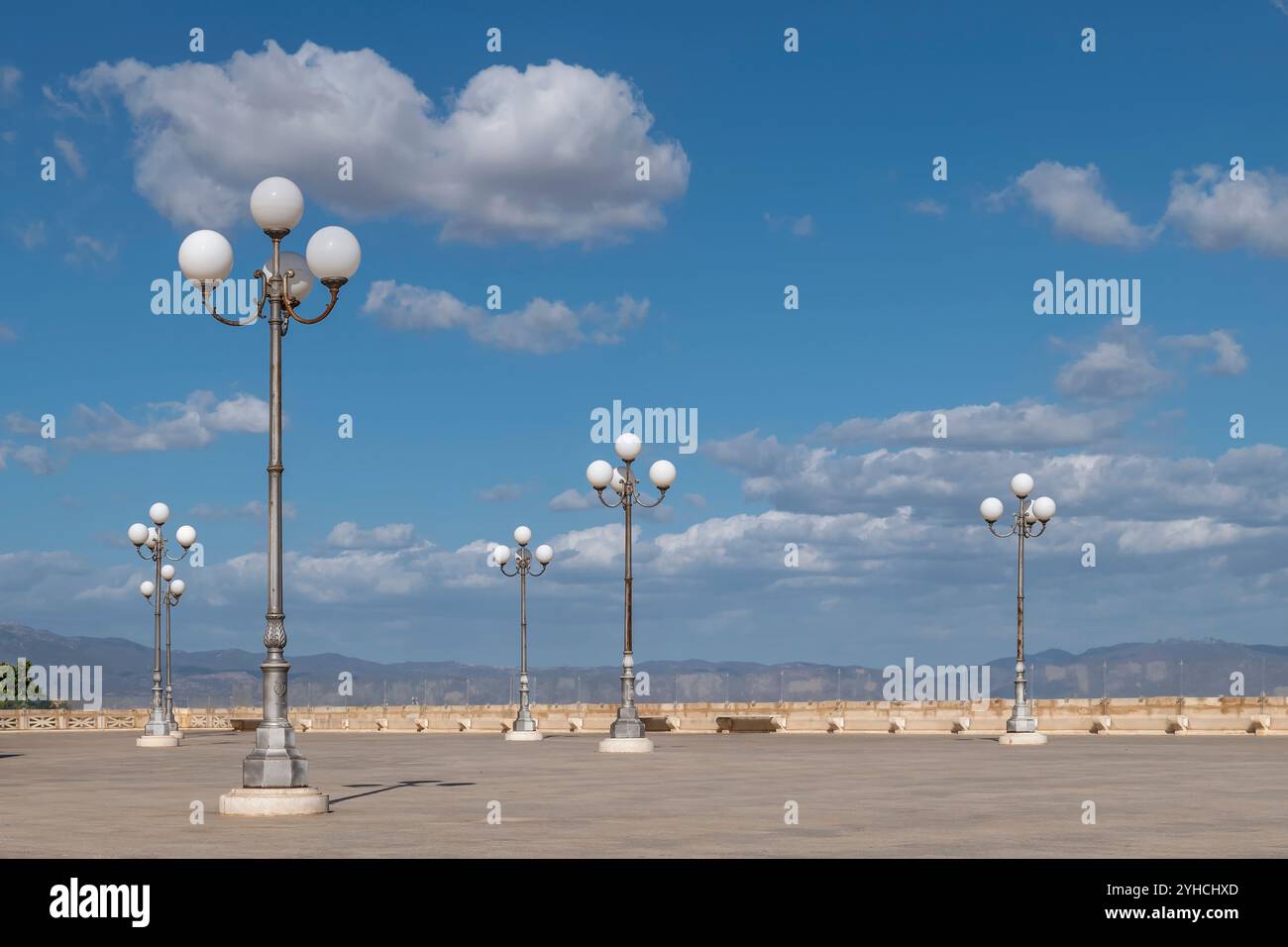 Die Piazzetta David Herbert Lawrence Platz an der Bastione di Saint Remy, Cagliari, Italien, in einem Moment der Ruhe Stockfoto