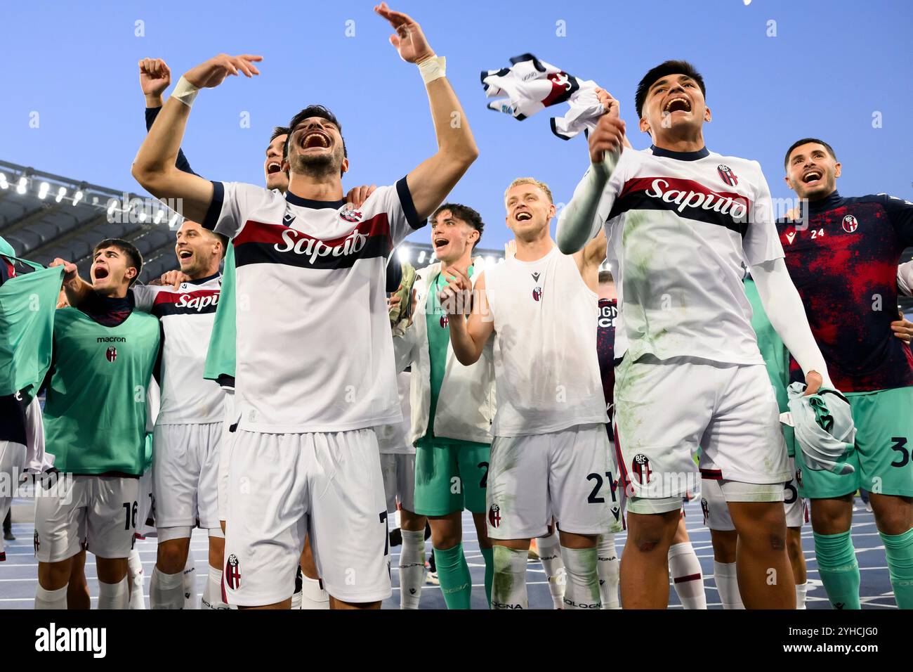 Riccardo Orsolini und Santiago Castro sowie Teamkollegen des FC Bologna feiern am 10. November 2024 das Fußballspiel der Serie A zwischen AS Roma und Bologna FC im Olimpico-Stadion in Rom (Italien). Stockfoto