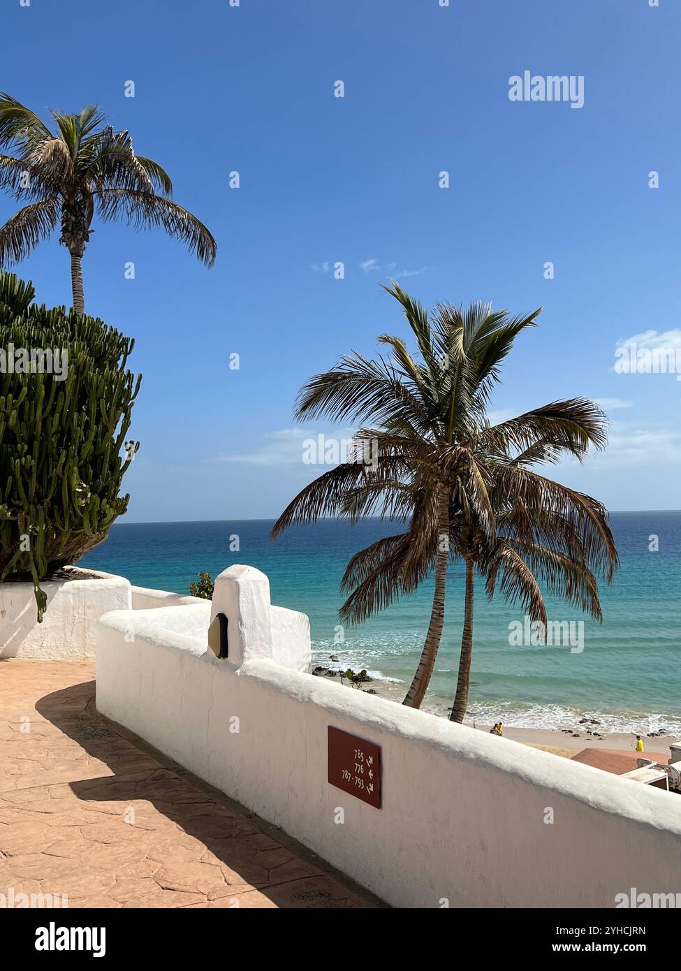 Wunderschöne Küste auf Fuerteventura mit Meerblick - Smartphone-aufgenommenes Stockfoto