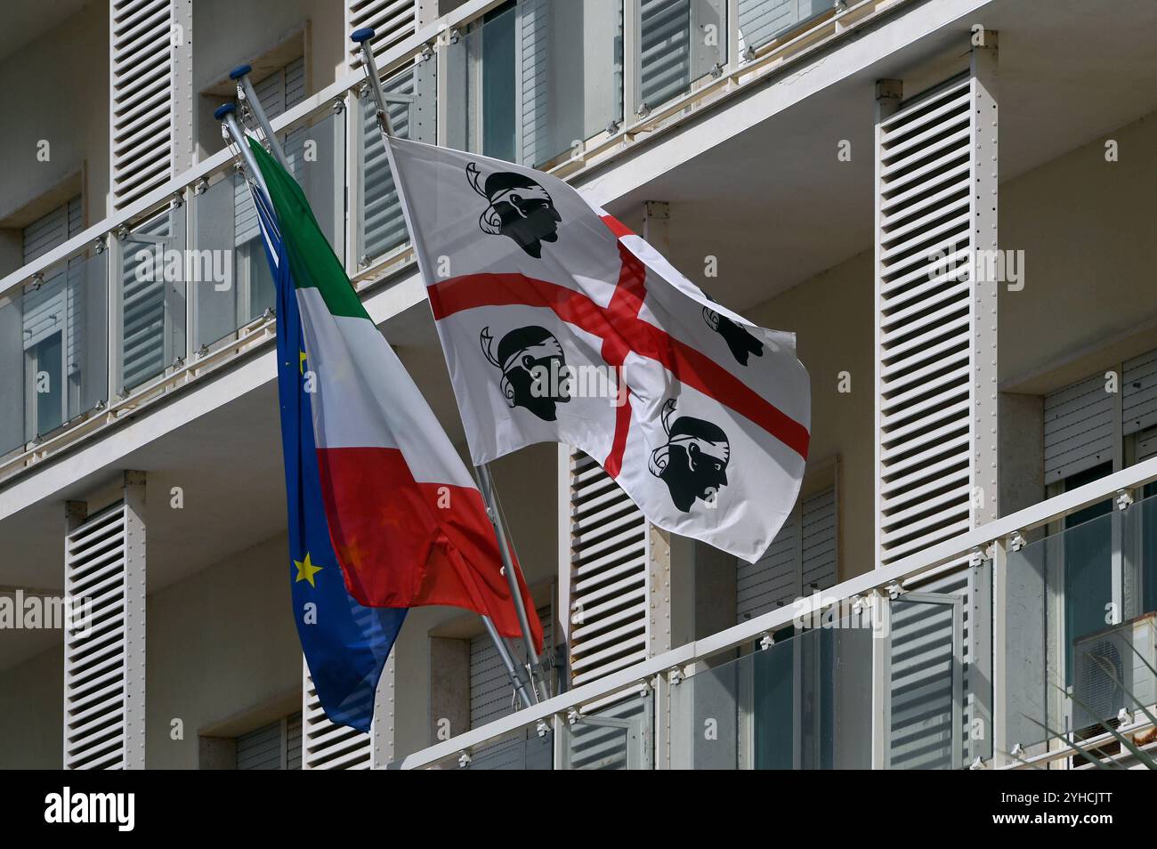 Italienische und sardische Fahne an einem Gebäude in Alghero, Sardinien, Itallien *** italienische und sardische Flagge auf einem Gebäude in Alghero, Sardinien, Italien Stockfoto