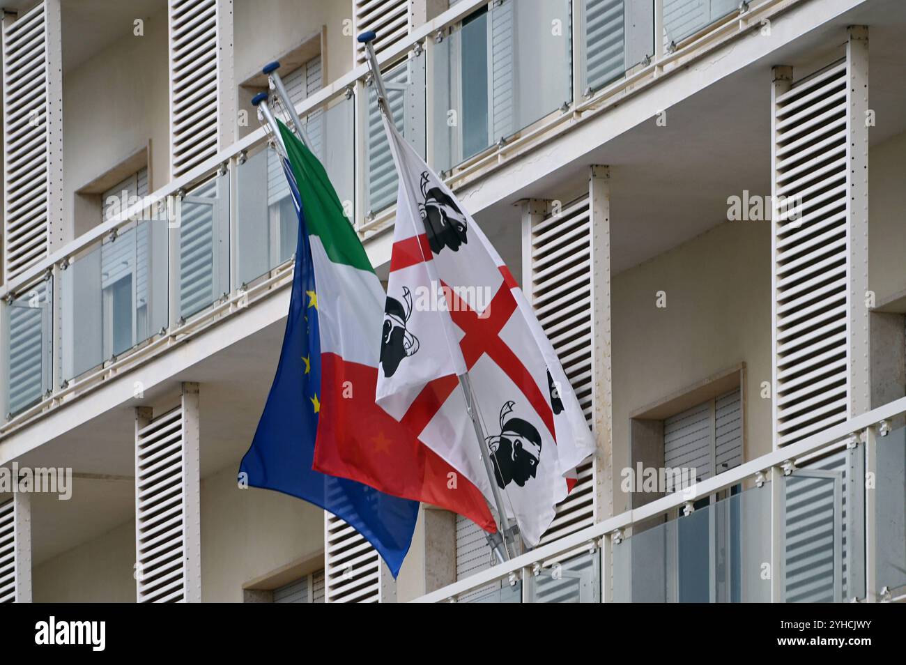 Italienische und sardische Fahne an einem Gebäude in Alghero, Sardinien, Itallien *** italienische und sardische Flagge auf einem Gebäude in Alghero, Sardinien, Italien Stockfoto