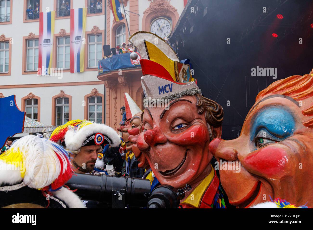 11.11.2024, Beginn der Karnevalssession, Mainz, 11.11.2024 Impressionen von der Proklamation der Mainzer Fastnacht am Mainzer Schillerplatz, 11.11.2024, vor der Bühne stehe Schwellköppe, Gardisten und Narren hören der Proklamation zu Mainz Innenstadt Rheinland-Pfalz Deutschland *** 11 11 11 2024, Beginn der Karnevalszeit, Mainz, 11 11 11 11 2024 Impressionen von der Proklamation des Mainzer Karnevalssession am Schillerköppe, 11, 2024 in Mainz wächter und Narren stehen vor der Bühne und lauschen der Proklamation in der Mainzer Innenstadt Rheinland-Pfalz. Copyright: xBEAUTIFU Stockfoto