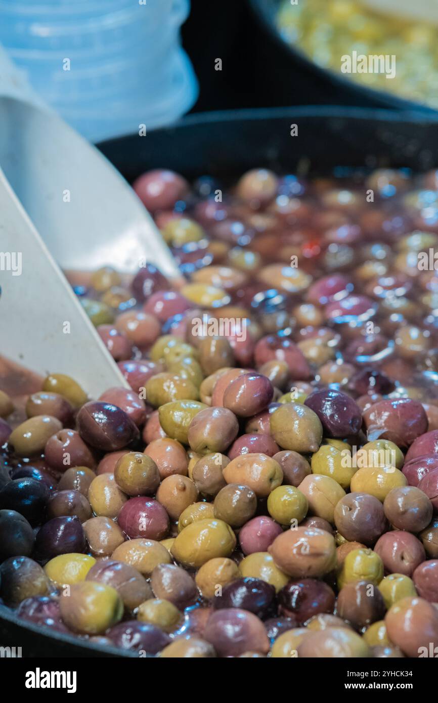 Oliven auf verschiedene Weise mariniert Stockfoto