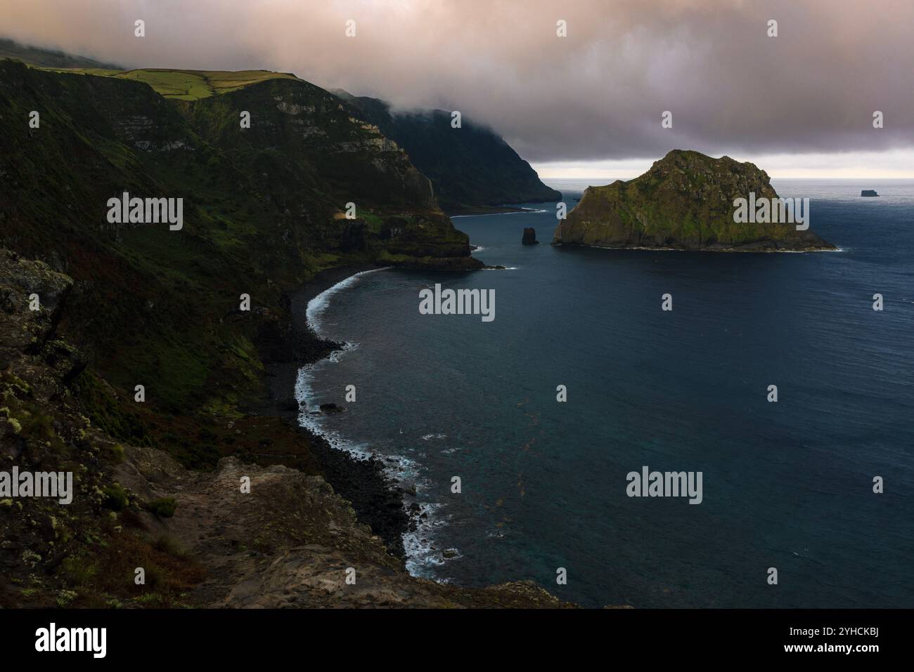 Das Miradouro da Baía de Além bietet einen großartigen Blick über die Bucht und die Insel Maria Vaz. Stockfoto