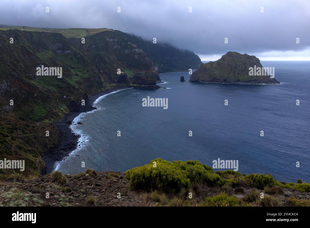 Das Miradouro da Baía de Além bietet einen großartigen Blick über die Bucht und die Insel Maria Vaz. Stockfoto