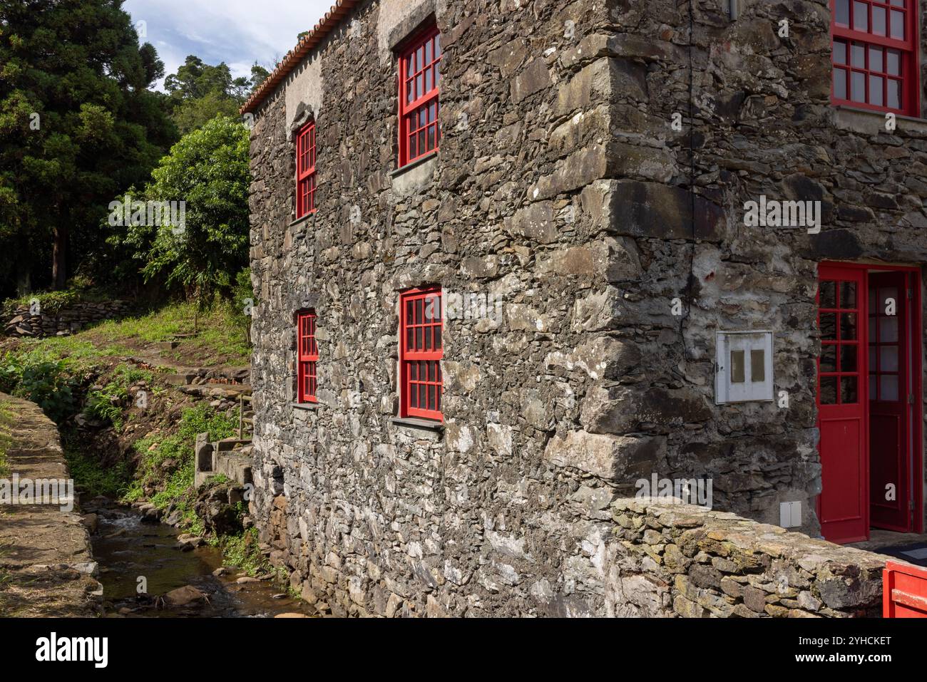 Die Wassermühle Ribeira do Pomar ist noch in Betrieb und bietet Besuchern einen Einblick in den traditionellen Prozess der Getreideverarbeitung. Stockfoto