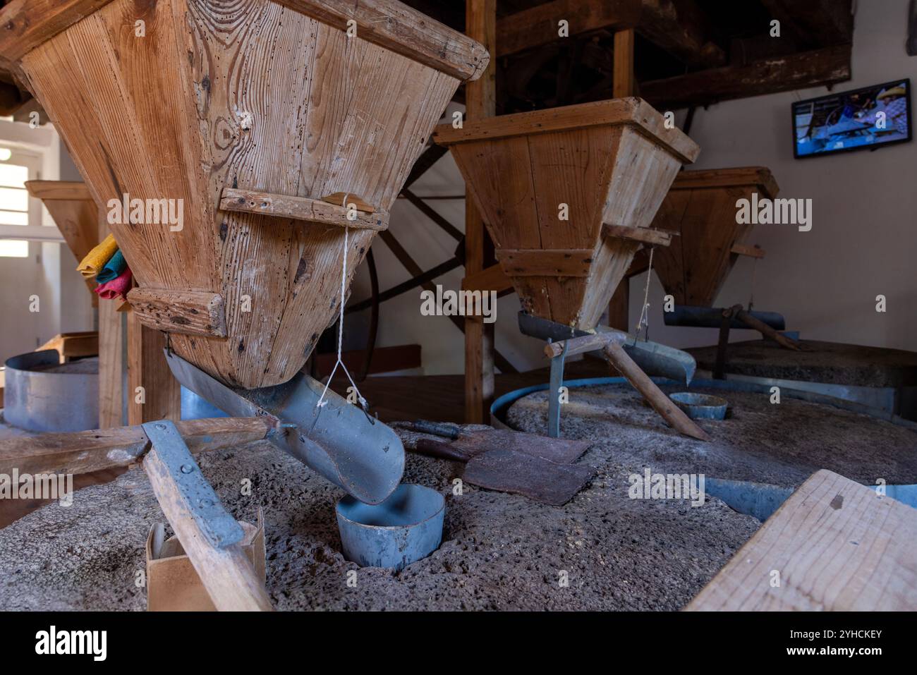 Die Wassermühle Ribeira do Pomar ist noch in Betrieb und bietet Besuchern einen Einblick in den traditionellen Prozess der Getreideverarbeitung. Stockfoto