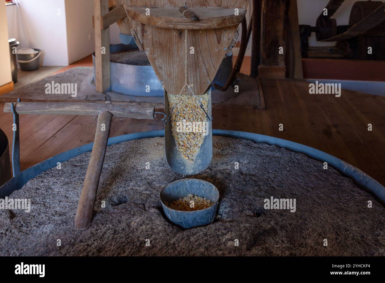 Die Wassermühle Ribeira do Pomar ist noch in Betrieb und bietet Besuchern einen Einblick in den traditionellen Prozess der Getreideverarbeitung. Stockfoto