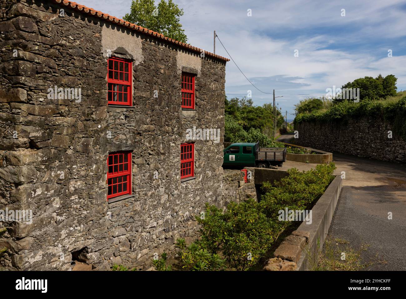 Die Wassermühle Ribeira do Pomar ist noch in Betrieb und bietet Besuchern einen Einblick in den traditionellen Prozess der Getreideverarbeitung. Stockfoto