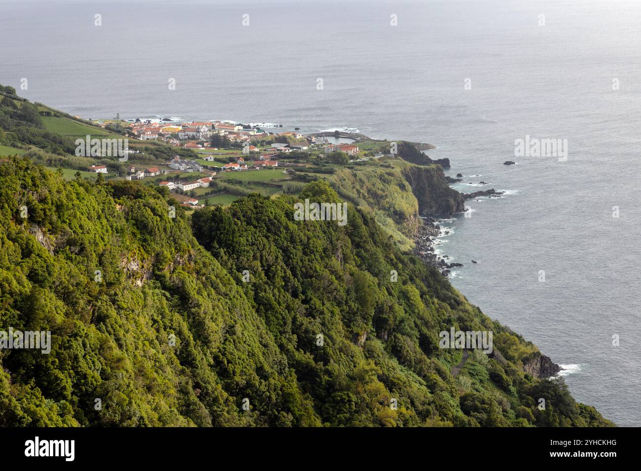 Blick auf Faja do Conde und Santa Cruz auf Flores Island, Azoren. Stockfoto