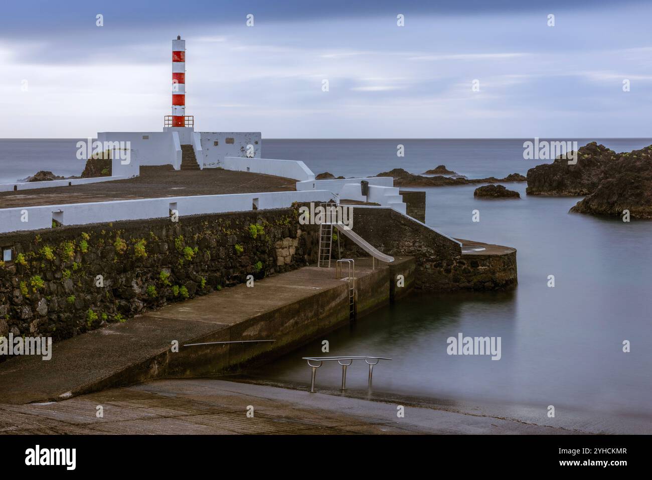 Porto Velho ist ein alter Fischerhafen in Santa Cruz das Flores auf den Azoren, der in ein Badegebiet umgewandelt wurde und von lokalen Fischern genutzt wird. Stockfoto
