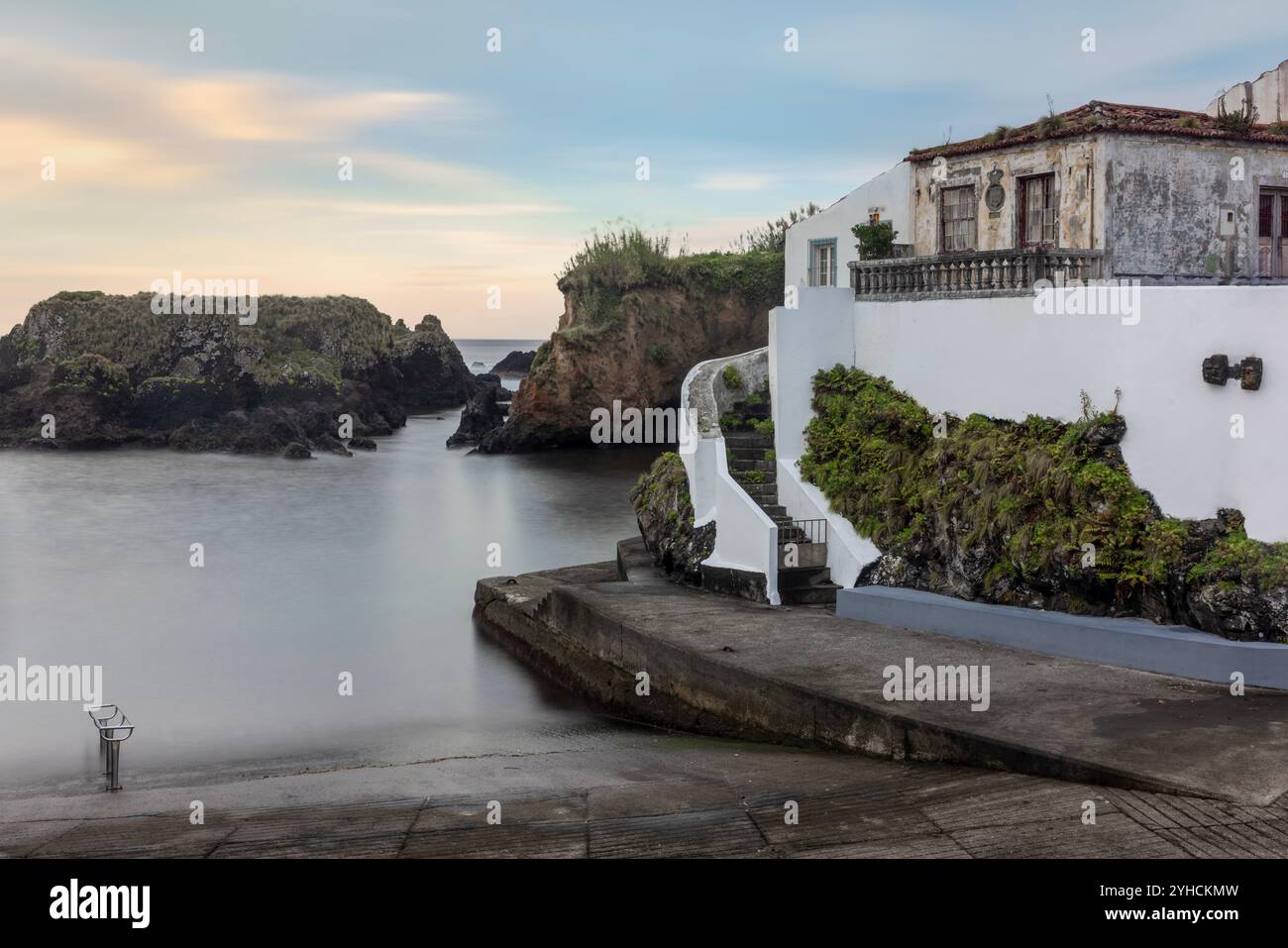 Porto Velho ist ein alter Fischerhafen in Santa Cruz das Flores auf den Azoren, der in ein Badegebiet umgewandelt wurde und von lokalen Fischern genutzt wird. Stockfoto