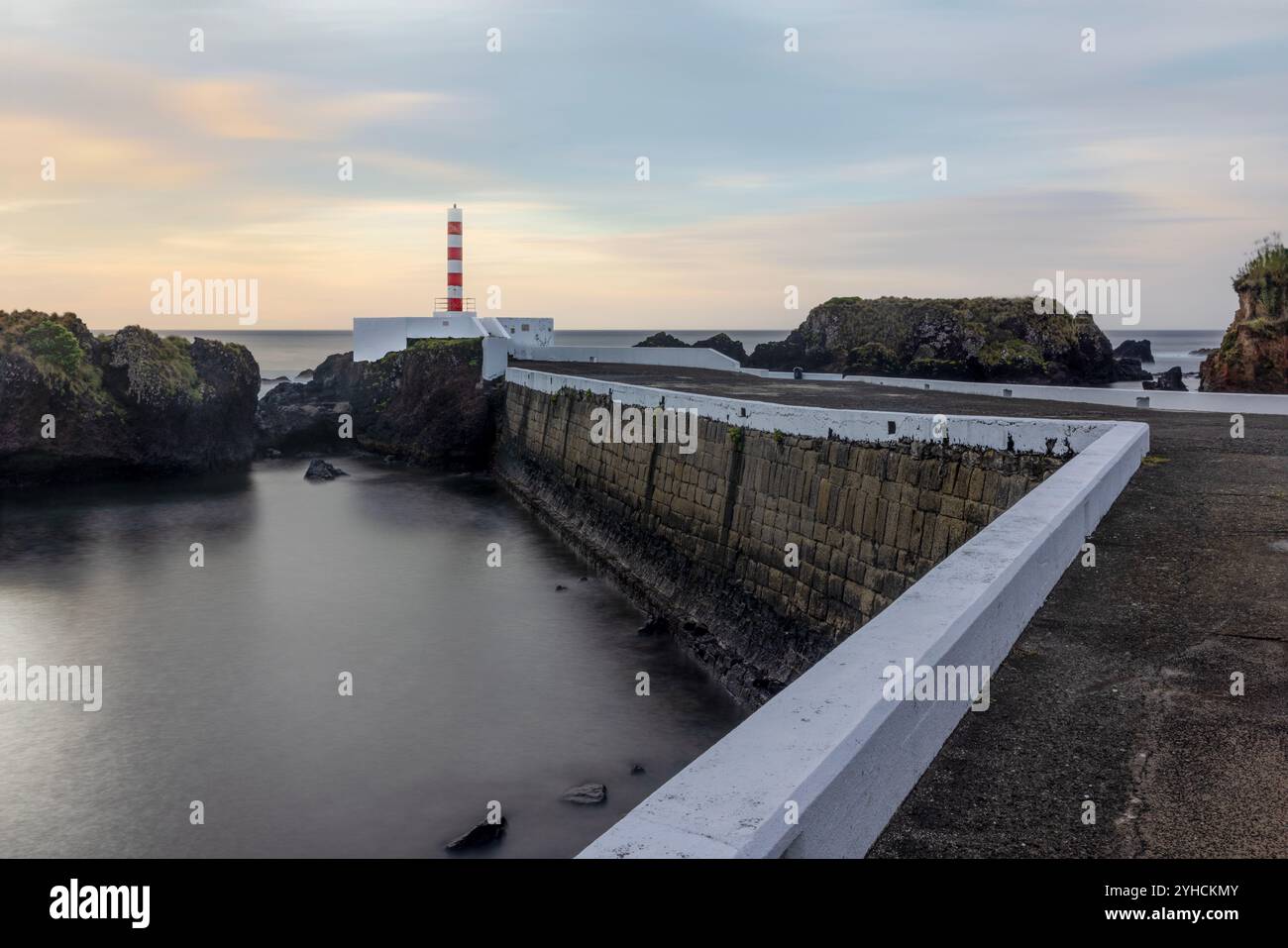 Porto Velho ist ein alter Fischerhafen in Santa Cruz das Flores auf den Azoren, der in ein Badegebiet umgewandelt wurde und von lokalen Fischern genutzt wird. Stockfoto