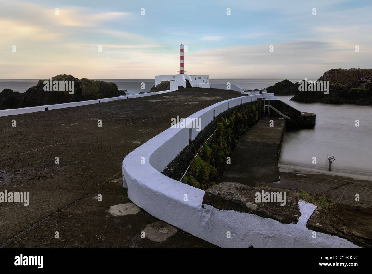 Porto Velho ist ein alter Fischerhafen in Santa Cruz das Flores auf den Azoren, der in ein Badegebiet umgewandelt wurde und von lokalen Fischern genutzt wird. Stockfoto