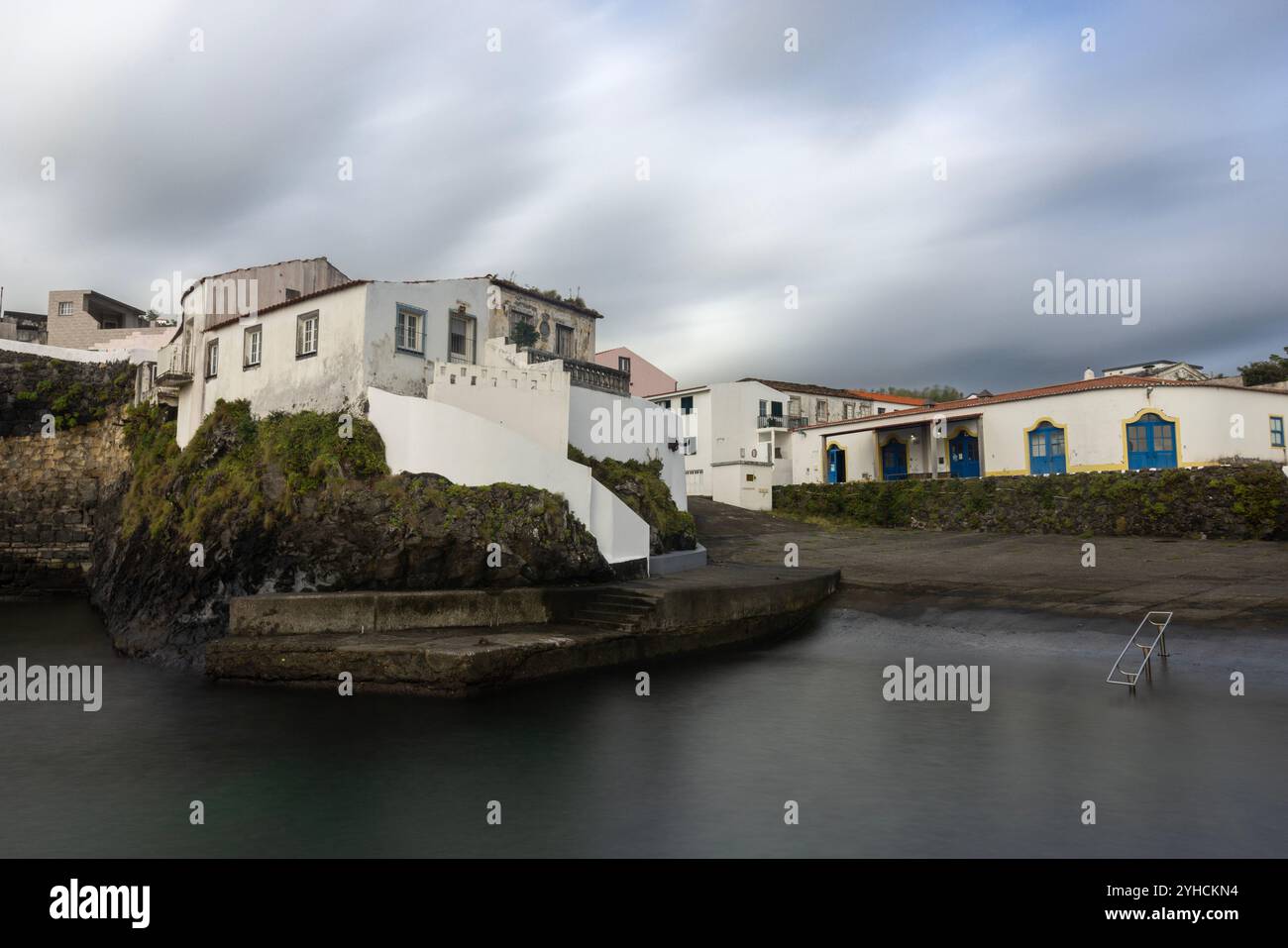 Porto Velho ist ein alter Fischerhafen in Santa Cruz das Flores auf den Azoren, der in ein Badegebiet umgewandelt wurde und von lokalen Fischern genutzt wird. Stockfoto