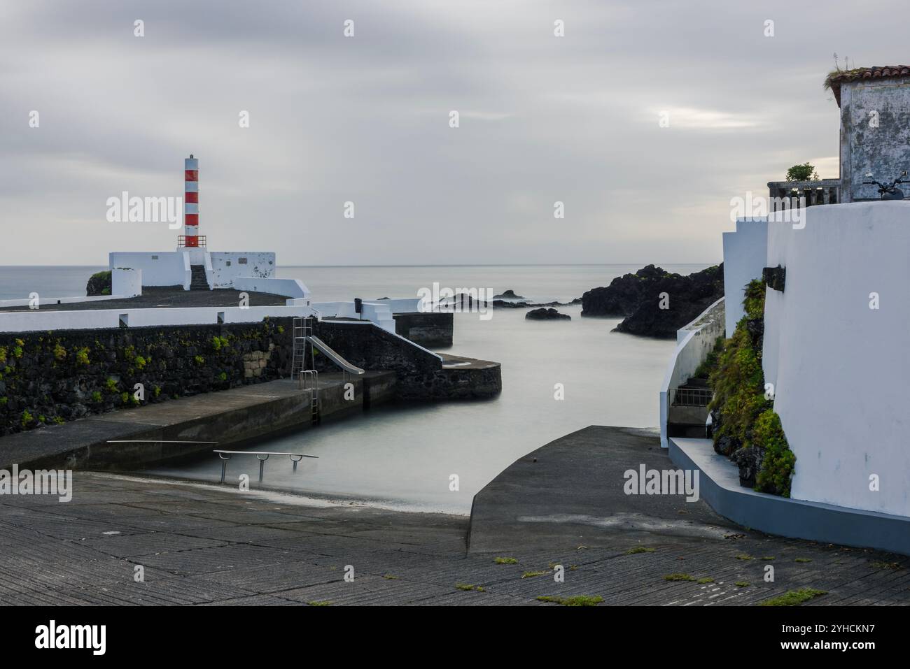 Porto Velho ist ein alter Fischerhafen in Santa Cruz das Flores auf den Azoren, der in ein Badegebiet umgewandelt wurde und von lokalen Fischern genutzt wird. Stockfoto