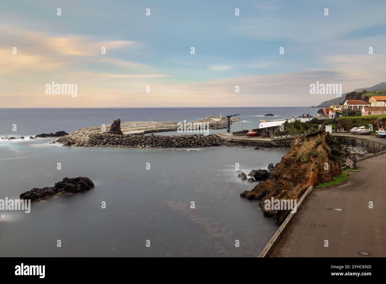 Porto Velho ist ein alter Fischerhafen in Santa Cruz das Flores auf den Azoren, der in ein Badegebiet umgewandelt wurde und von lokalen Fischern genutzt wird. Stockfoto