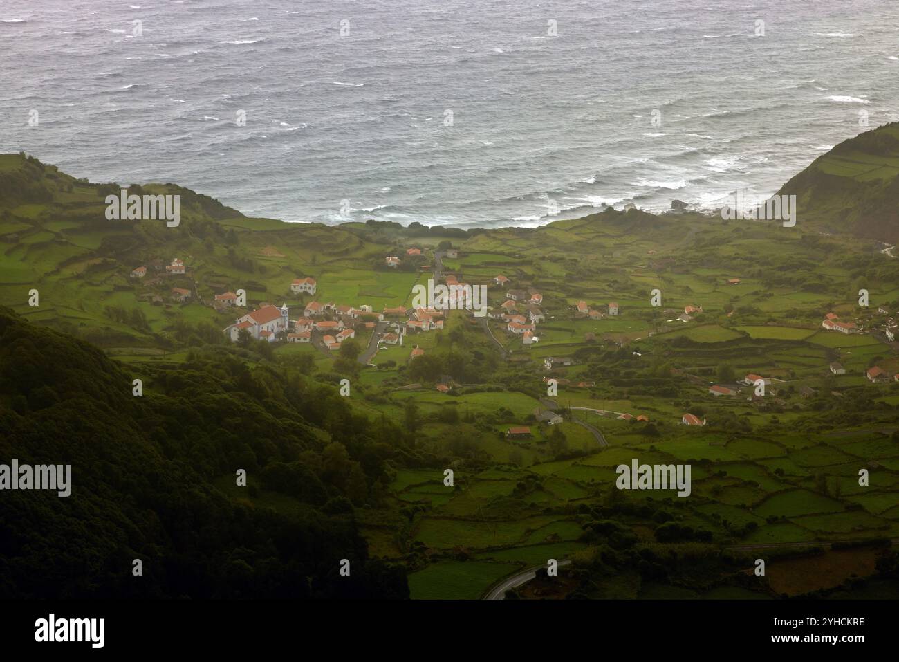 Der zentrale Platz von Fajãzinha auf der Insel Flores, Azoren, mit der Kirche Nossa Senhora dos Remédios. Stockfoto