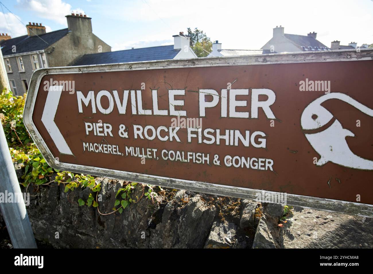 Braunes Touristeninformationsschild für moville Pier und Felsfischerei moville, County donegal, republik irland Stockfoto